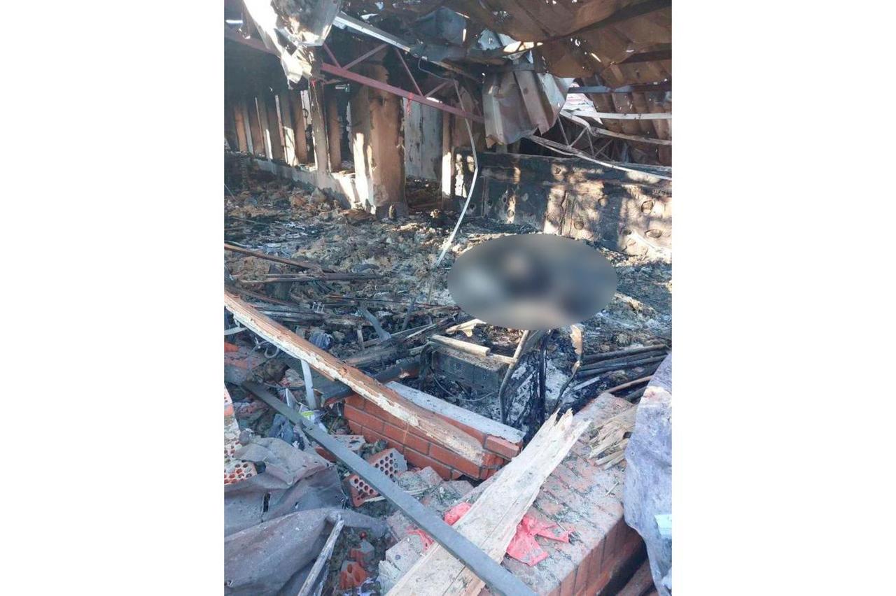 乌军袭击赫尔松州现场照片曝光
 
赫尔松州州长萨尔多称医护人员正全力抢救伤者
塔