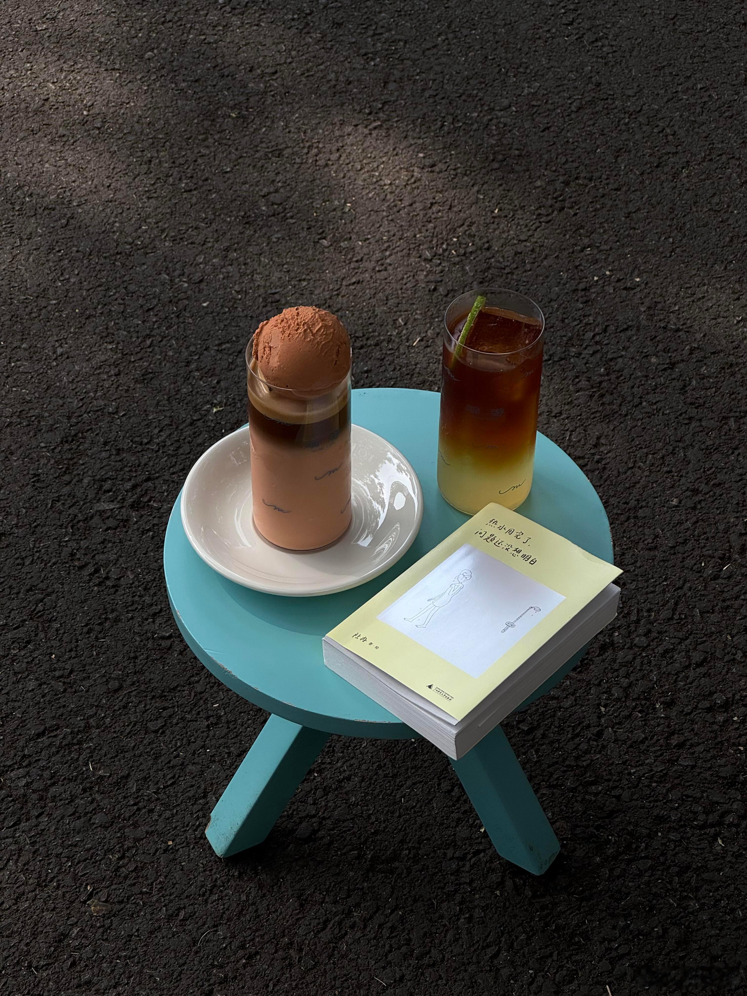 我不需要站在人群中央，甘愿做安静的后排观众。看别人精彩，我不嫉妒；看别人失落，我