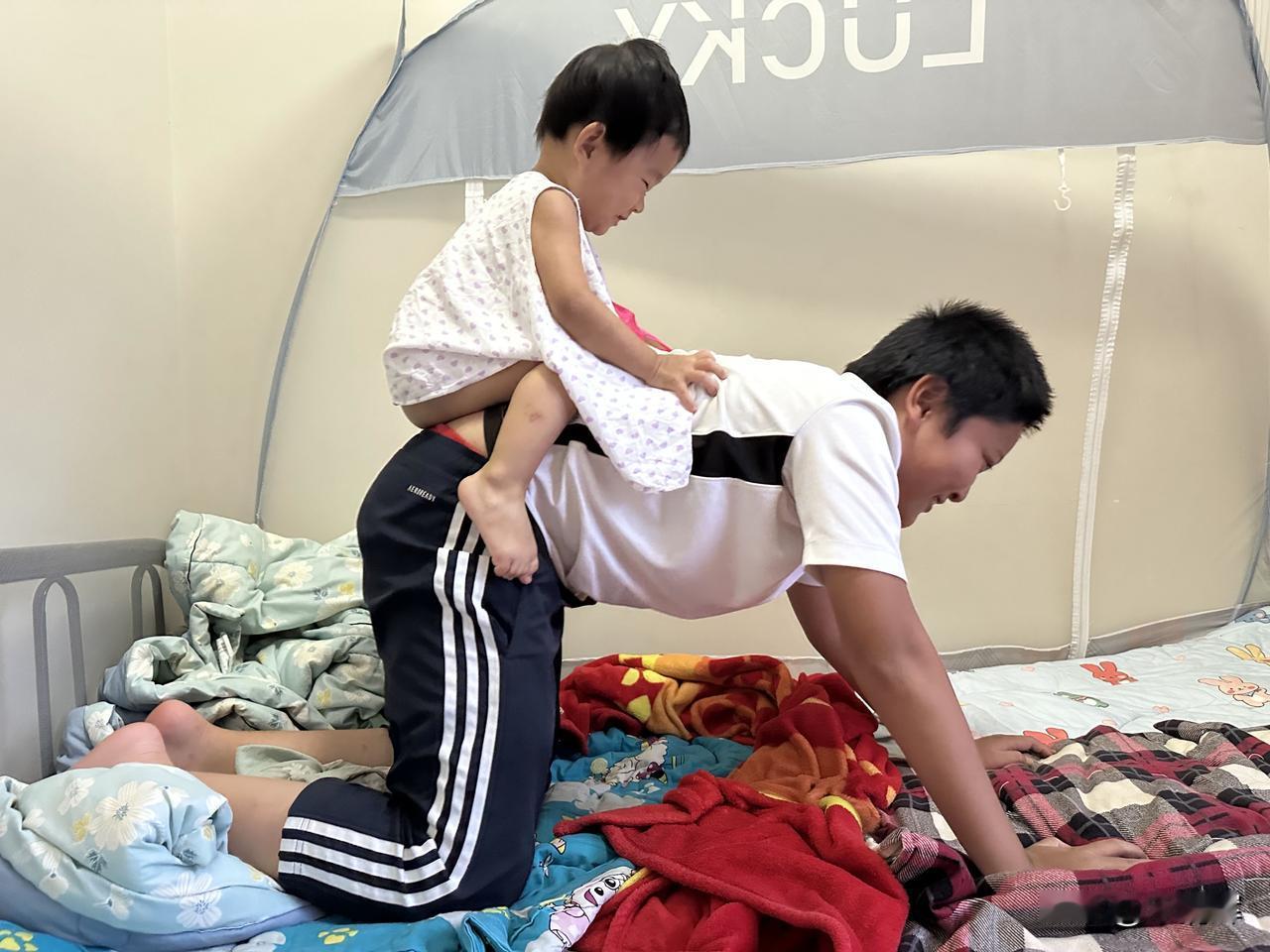 （1411）：孩子，早上好。今天最高气温34摄氏度，早上就有一股热浪，这真是一个
