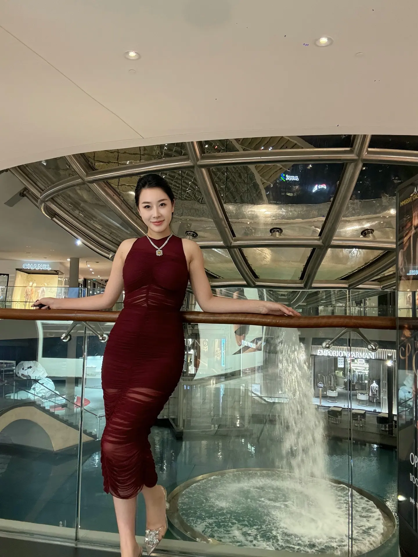 一段关系就像玩牌，他手里拿着大小王，但是你别忘了，你可以掀桌子不玩了