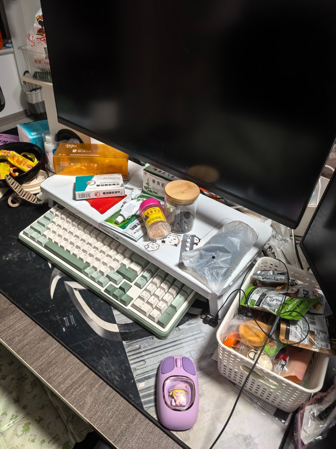 一个妹妹的工位上放着钛度新的可爱静音小鼠标，问了才知道是她专门买的，真成工资回收