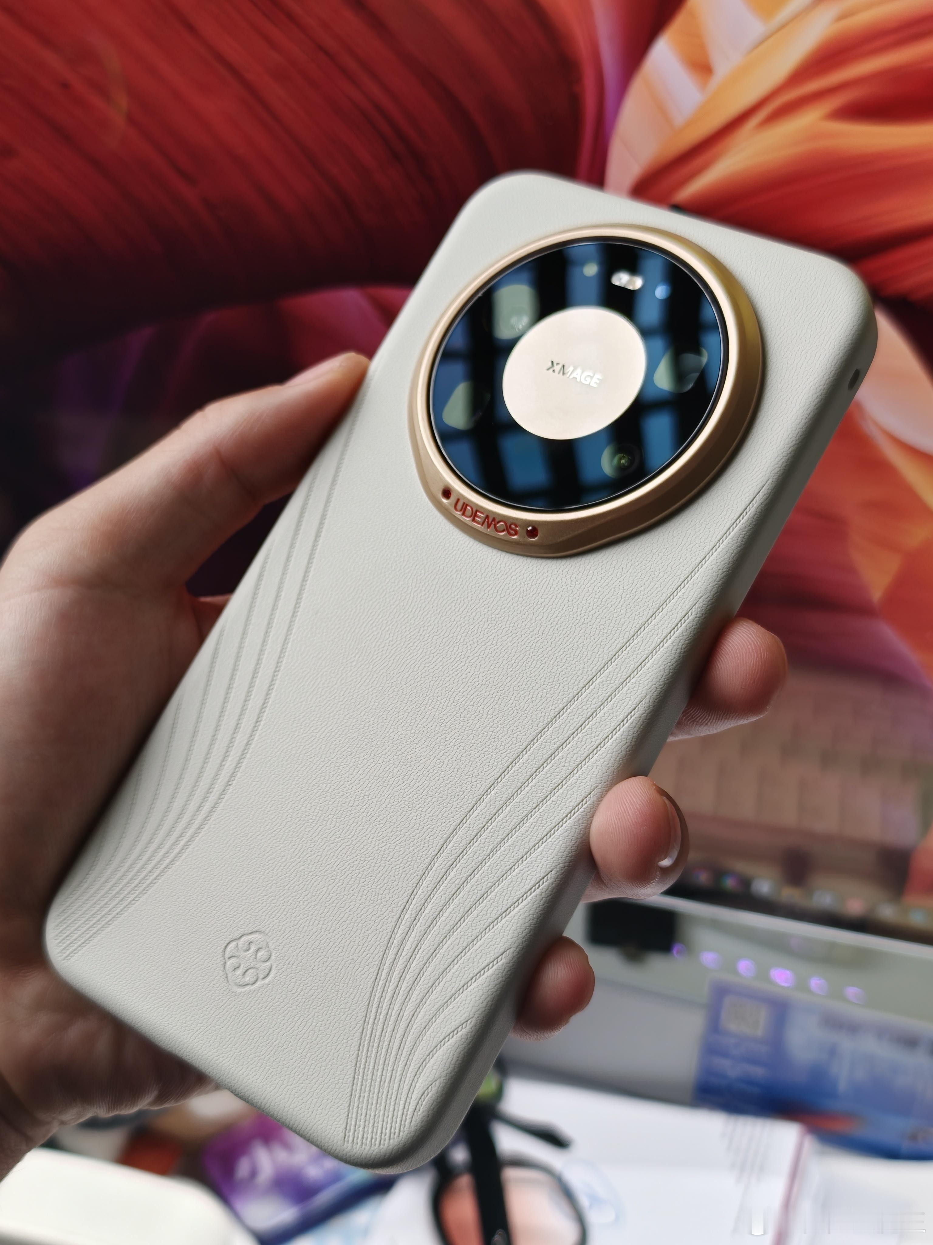 Mate 80 Pro MaxUdemos 手感非常好 磁吸 保护 背部镶嵌着红