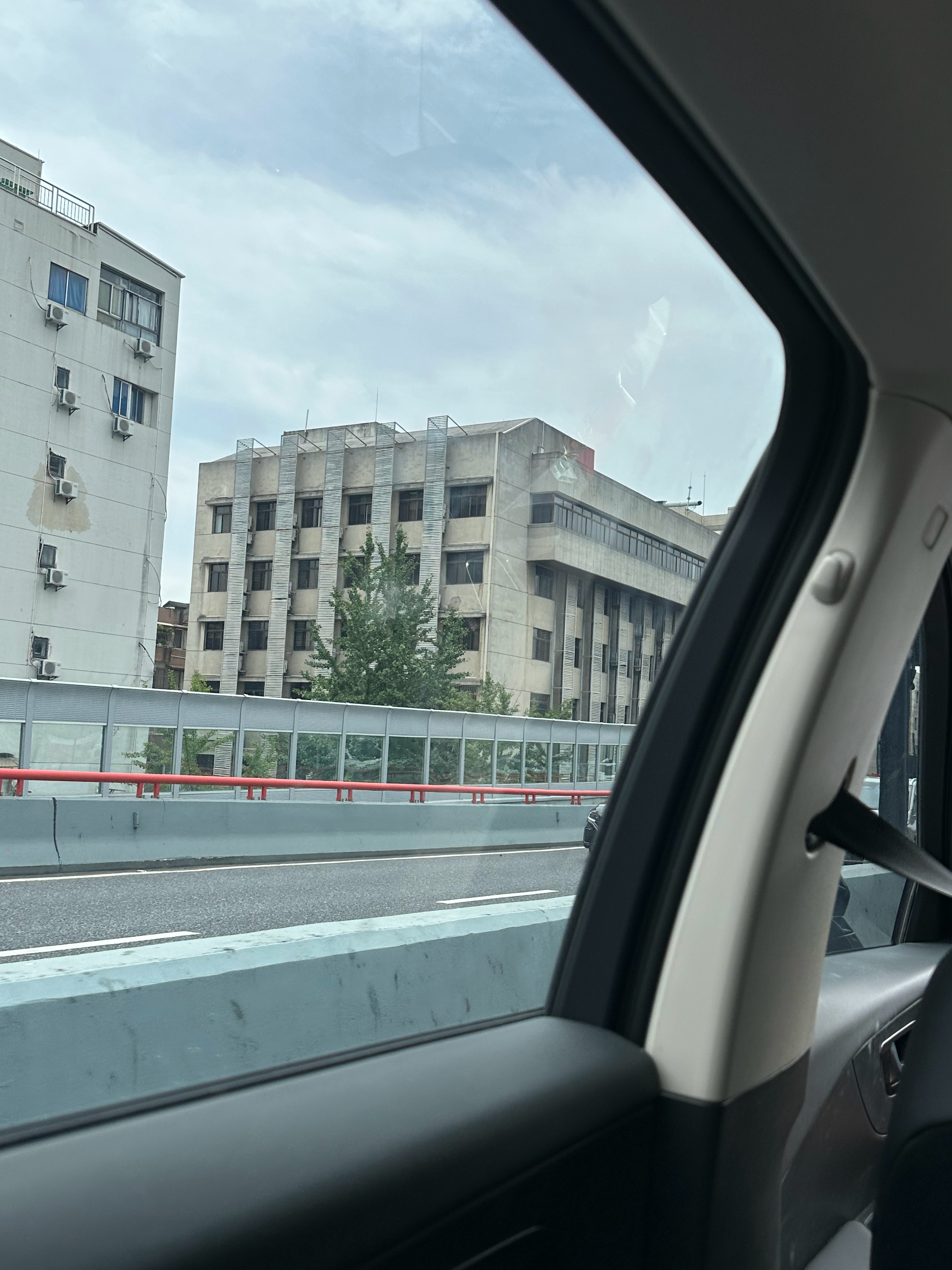 滴滴司机滴滴打车 单从乘坐体验来说我目前还是比较支持自动驾驶出租车的！最起码它没