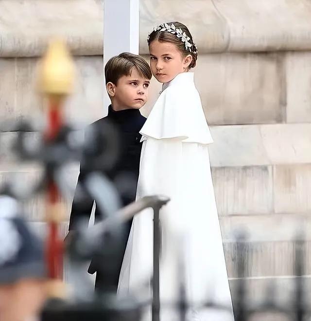 英国夏洛特公主越大越像是已故伊丽莎白女王的翻版！
小小的年纪，王者风范却比哥哥乔