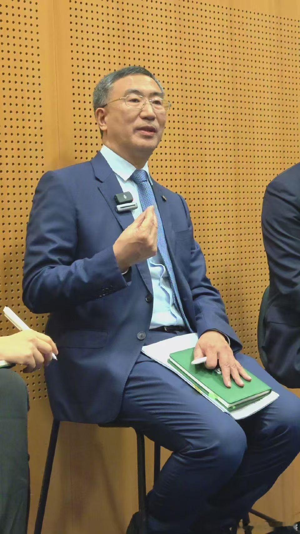 刚才看朋友圈发的巴黎车展，仔细一看录音笔是科大讯飞的，麦是大疆的[good][g