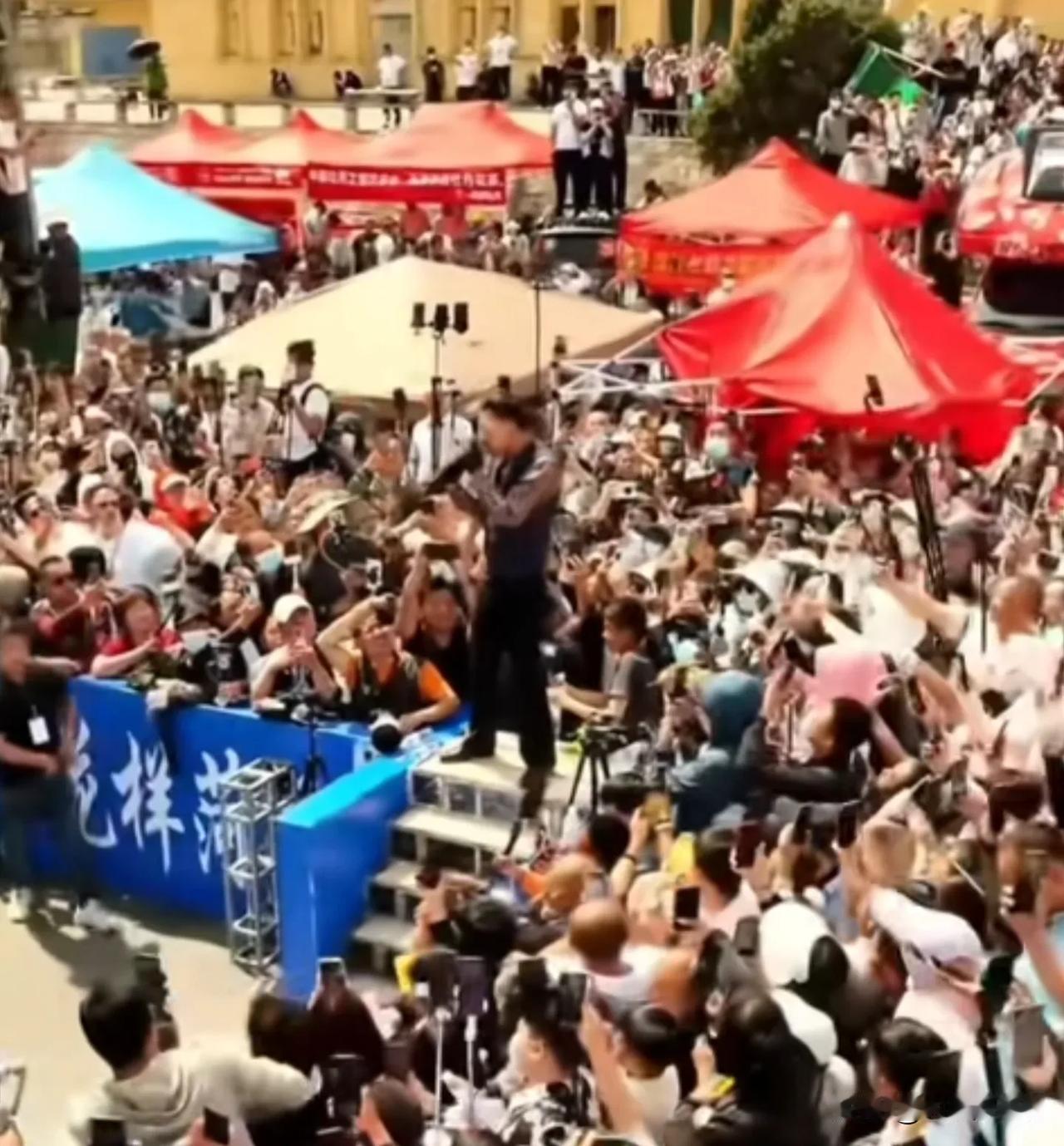 去年在菏泽南站震撼的人山人海这场景才粉们还熟悉吗？5月8号在互联网一战成名全国各