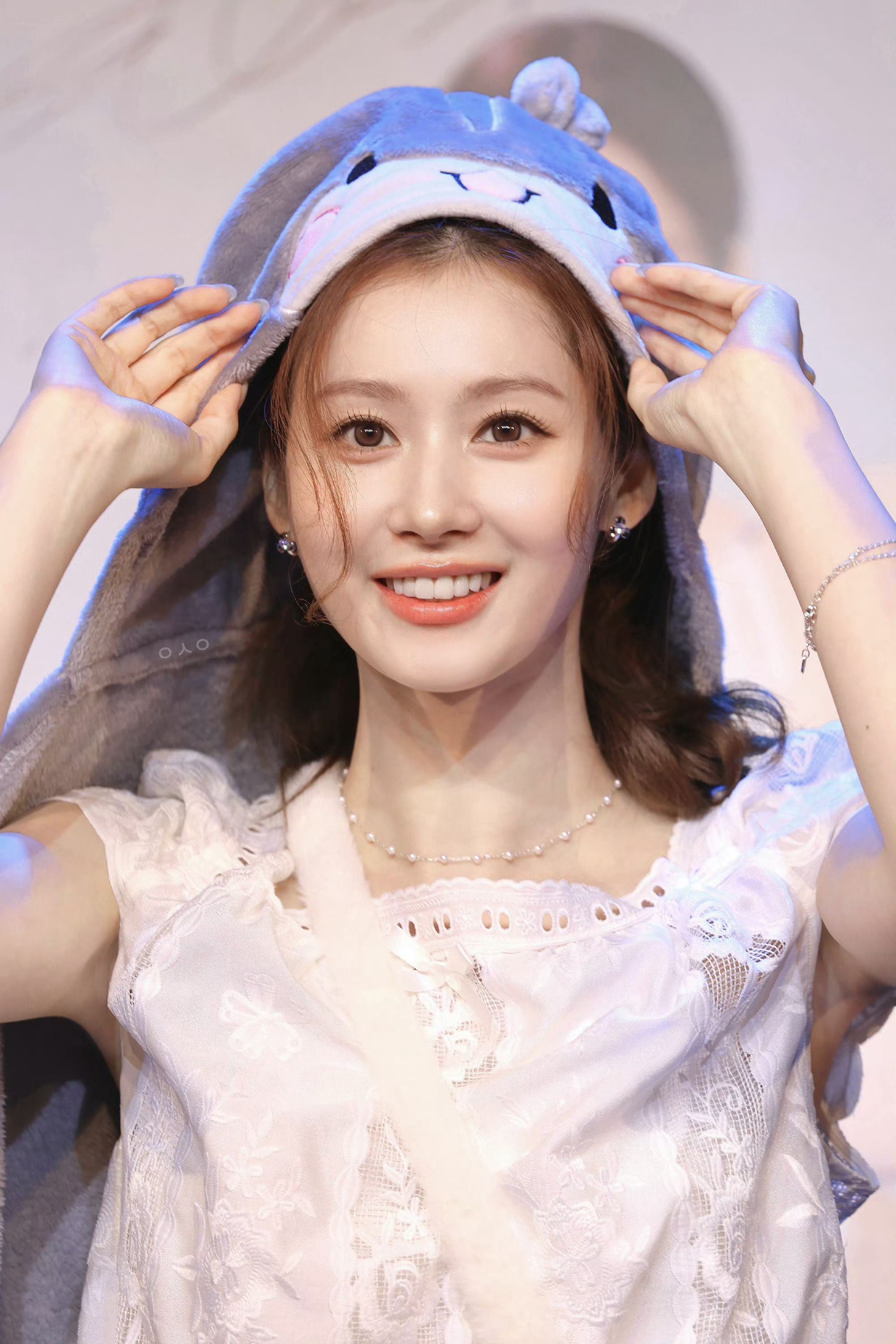 找Sana这个美瞳是哪个，感觉比图二图三的这个细锁边更浅一些，但是也可能是灯光？