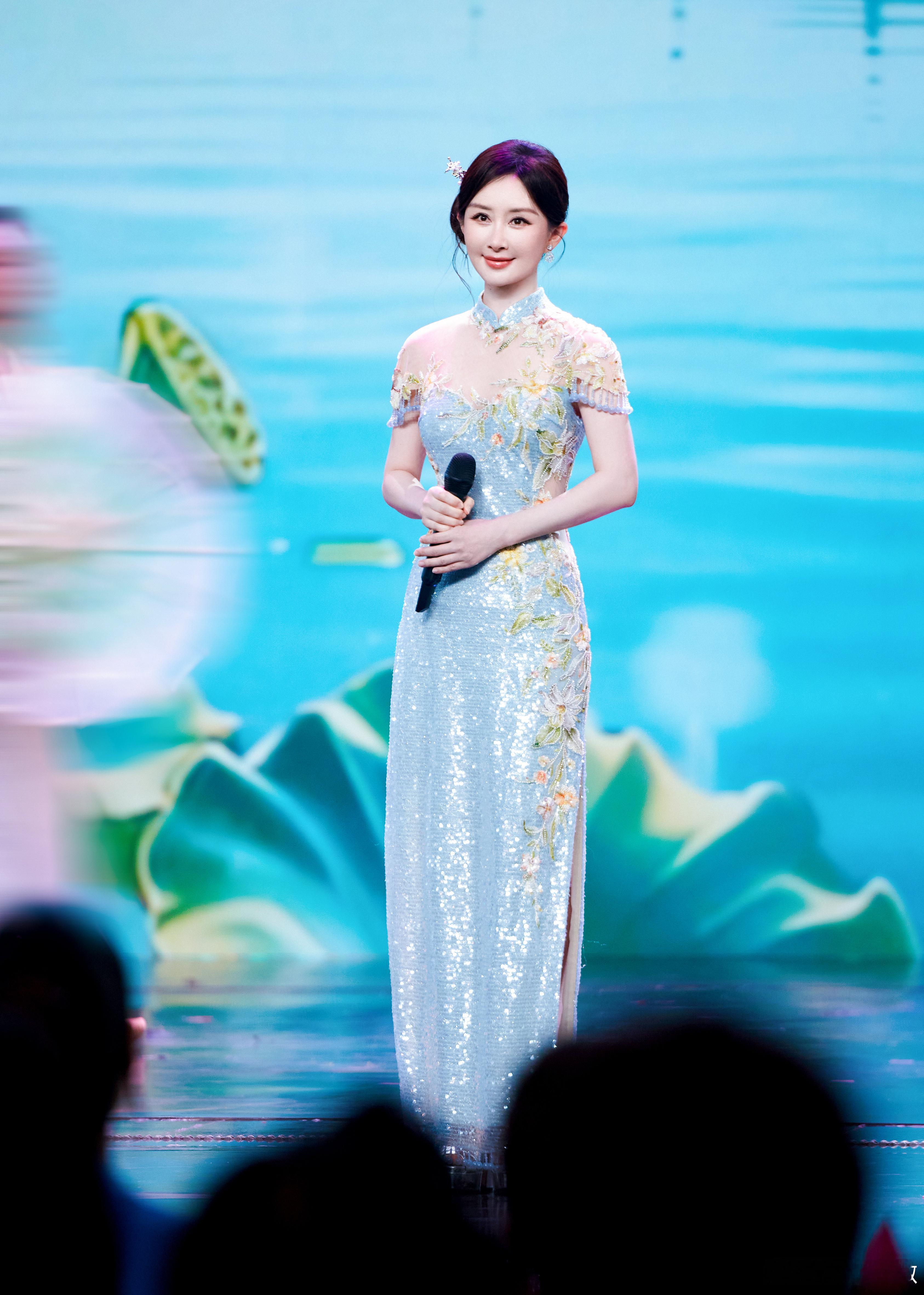 舒畅穿旗袍美成这样了舒畅我小时候想长成的样子总台中秋晚会舒畅上新，旗袍造型把中式