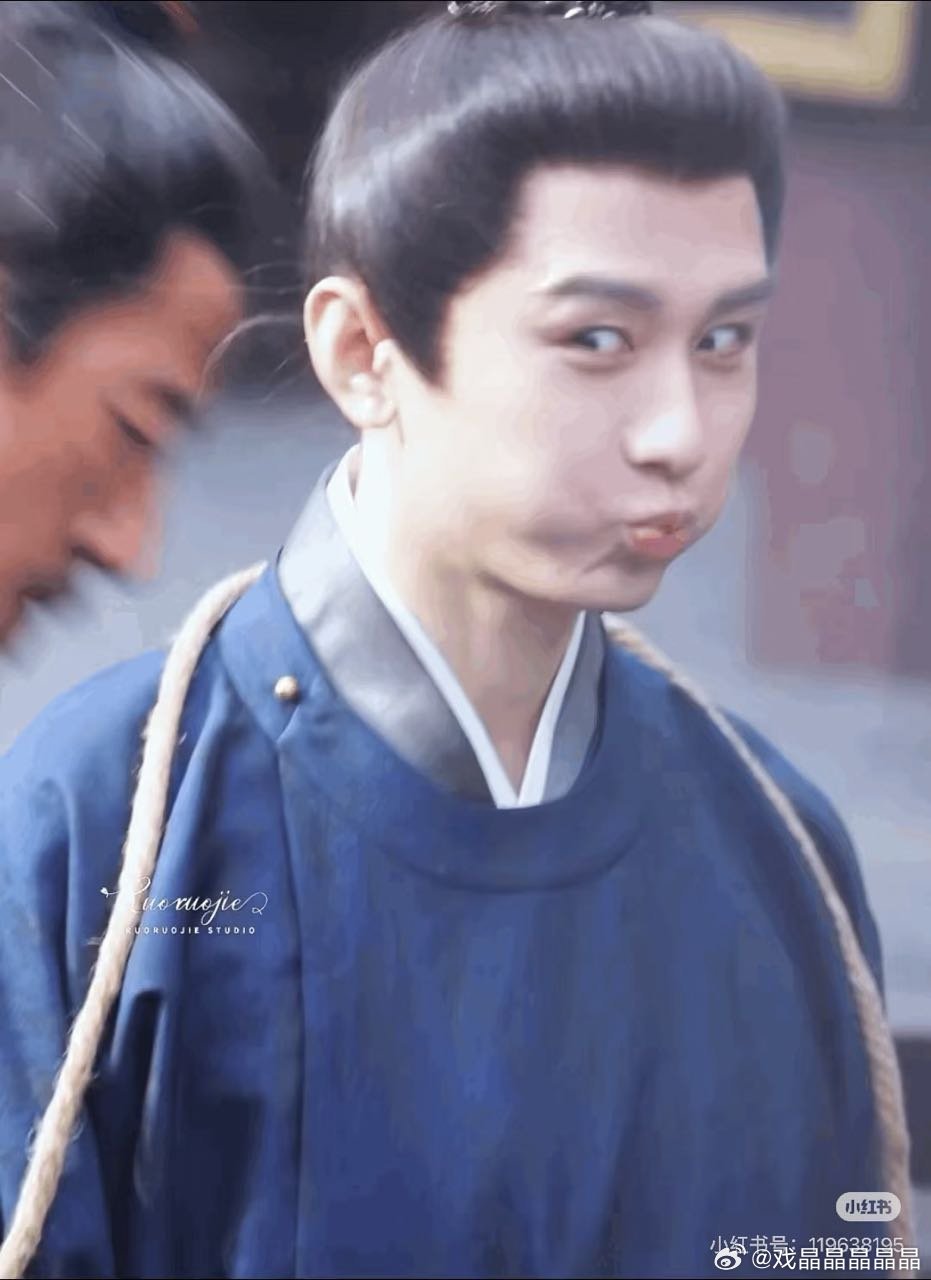 这是呃粉自己发的奶嗝太子 