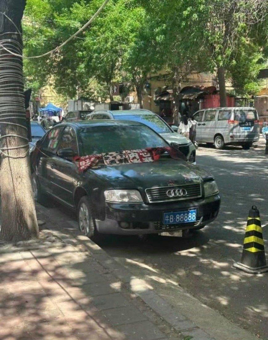 狠人啊，城管来了就合上，交警来了就打开～​​​