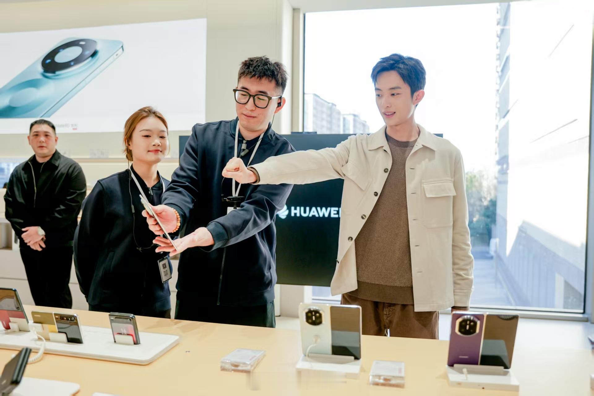 全国各地华为门店成偶遇明星现场这是真的吗？今天还去实体店体验了一下，系统是真的超