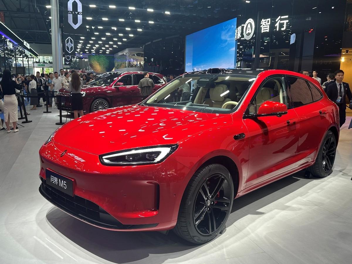 今天来成都车展专门看了前两天谭sir来站台的鸿蒙智行展台，五界齐亮相真的帅！20