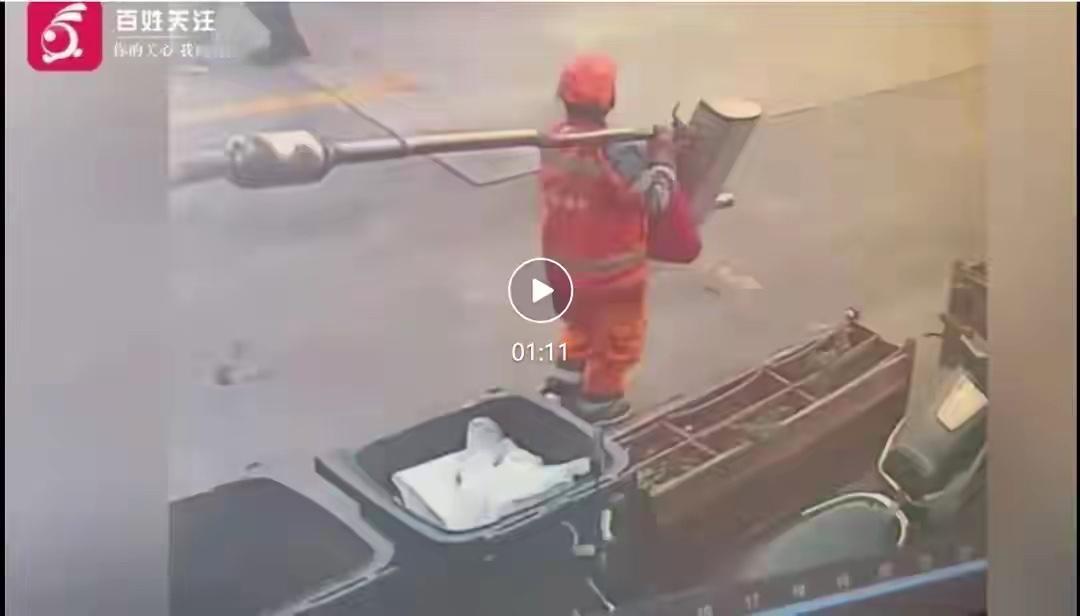 惊掉下巴！昆明环卫工扛走