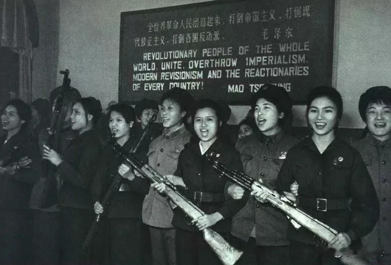 这是上世纪六七十年代，越南女民兵组织训练时拍摄的一个画面。画面中，女民兵们手握钢