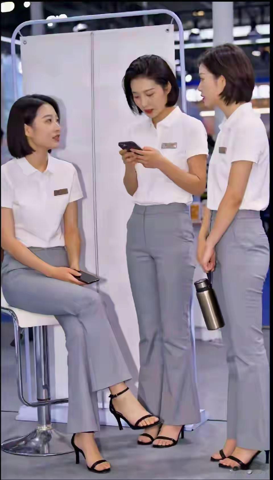 同样的工作，同样的制服形象，同样拥有个人的自由空间，同样的事业梦想，最后属于同事