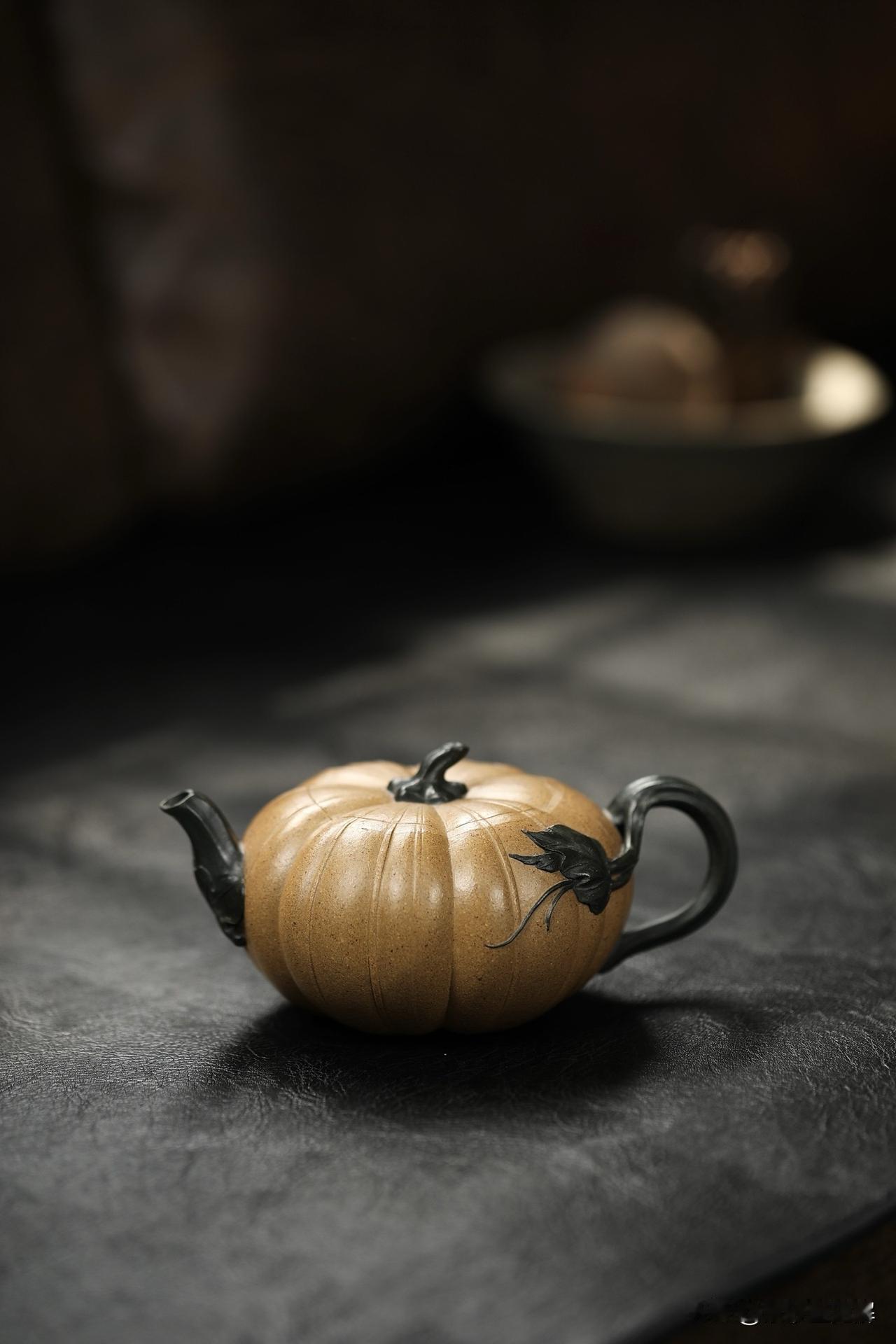 双色南瓜丨全手工  

容量230cc丨原矿段泥

融自然韵味于壶间，南瓜造型憨