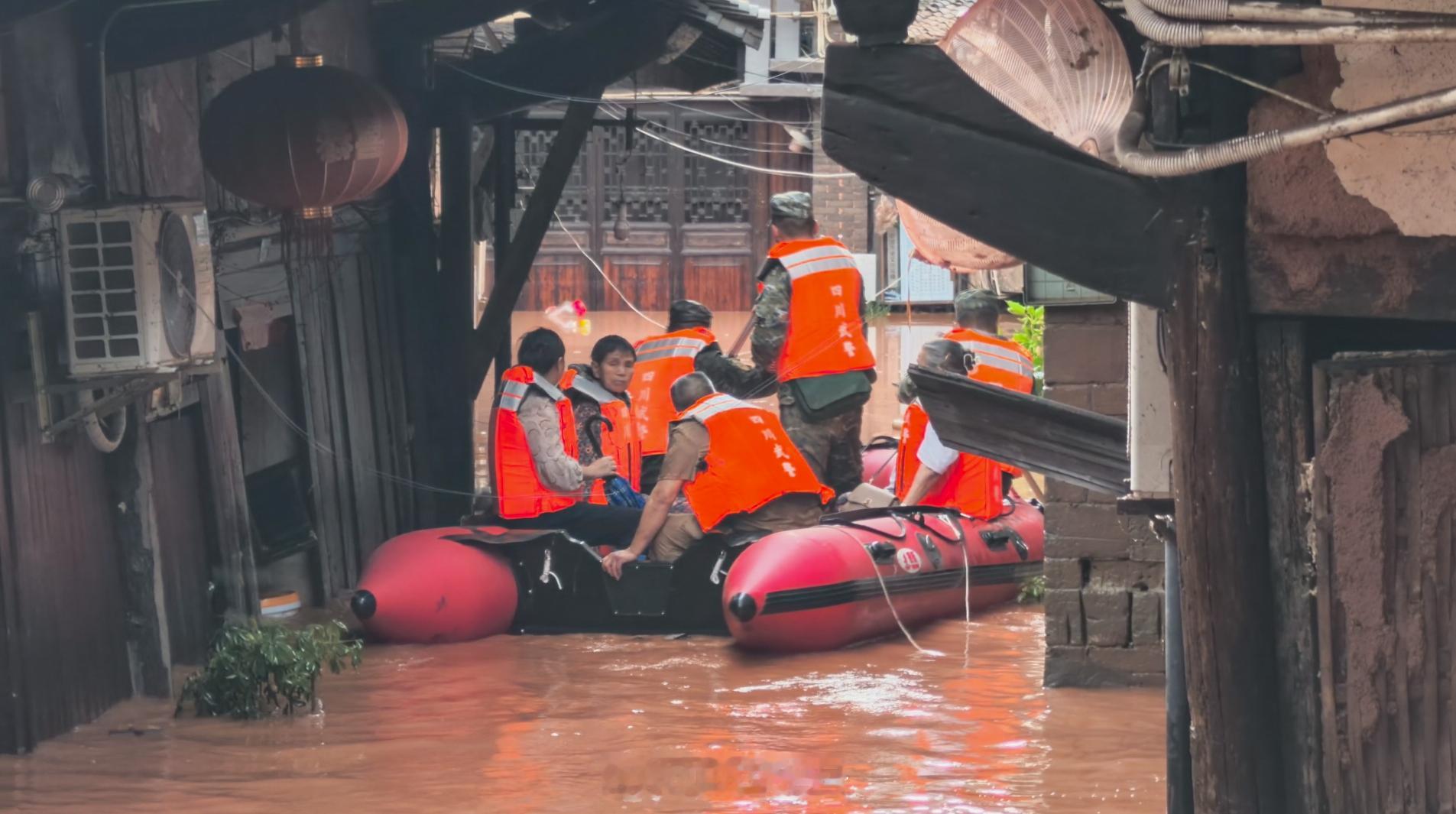 【强降雨引发洪灾 子弟兵紧急转移受困群众】近日，四川泸州合江县福宝镇出现强降雨天