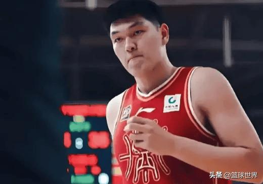 山东对阵山西的比赛第一节末段，陶汉林接球后转身时背打刘传兴，在其转身过程中手肘抬
