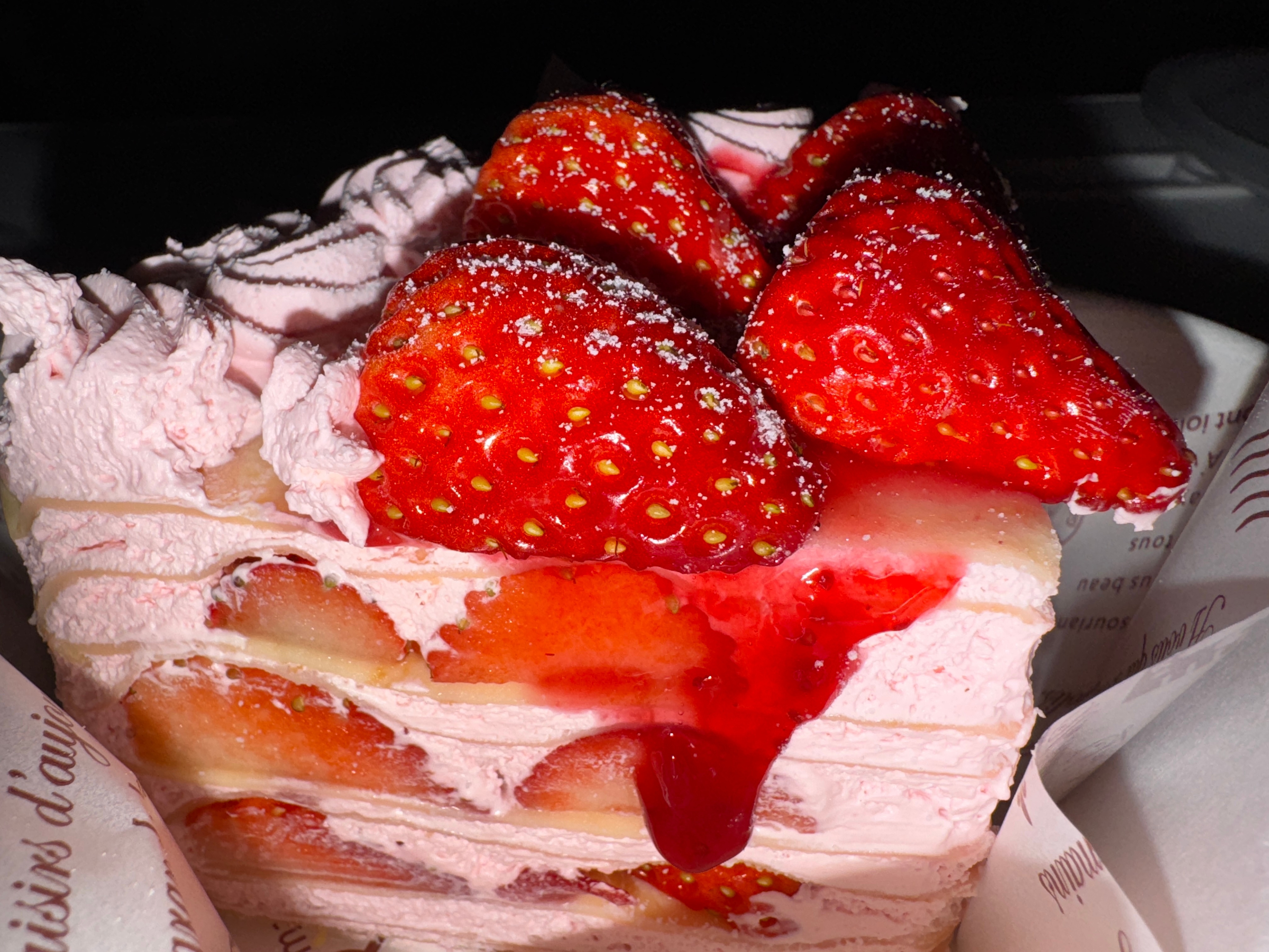 冬天要吃🍓草莓小蛋糕🧁嘻嘻今天休息！我要快乐追剧了！～ ～休息真好啊😆哦还