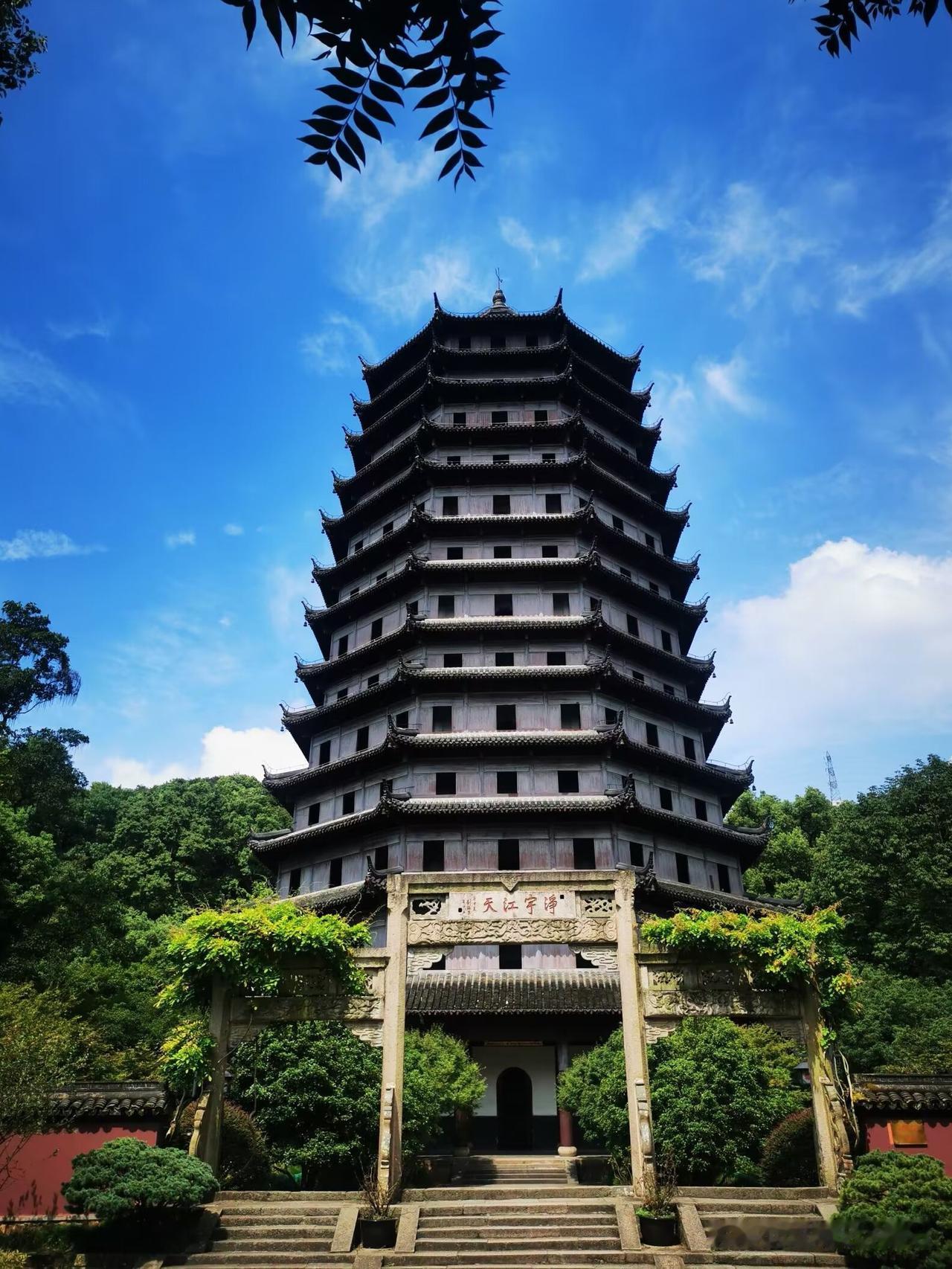 边走边拍走进杭州西湖“六和听涛〞景区，景区内的六和塔是杭州钱塘江畔的千年古塔‌，