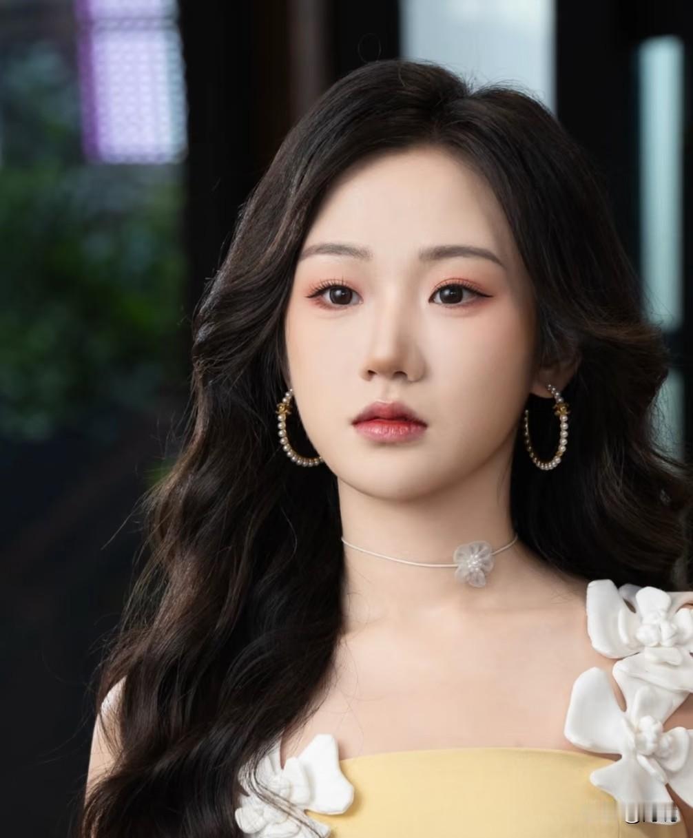 张晋宜
02 年四川甜妹，科班出身，170cm 黄金比例，一出道就炸了短剧圈！