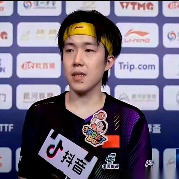 那个女记者，话筒一递，脸上挂着笑就问王楚钦，作为队里唯一的“独苗”，下一步怎么打