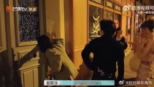 赵昭仪[超话]赵昭仪强烈安利自己出演的话剧赵昭仪听到周峻纬羡慕话剧演员，直接开启