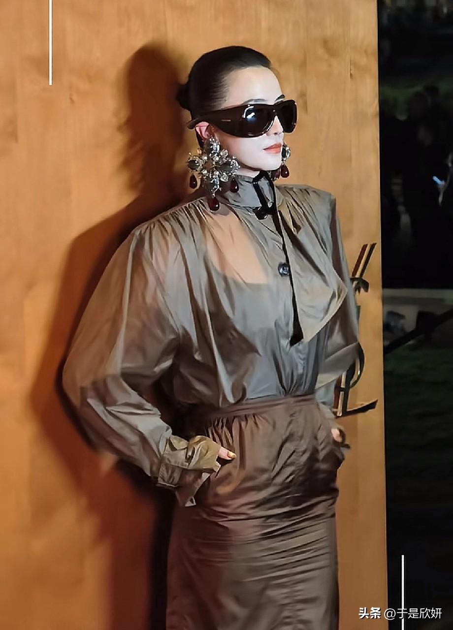 宋佳这组“老钱风”杀疯了！垃圾袋风衣配珠宝耳饰，土气布料穿出高定感✨

谁能把“
