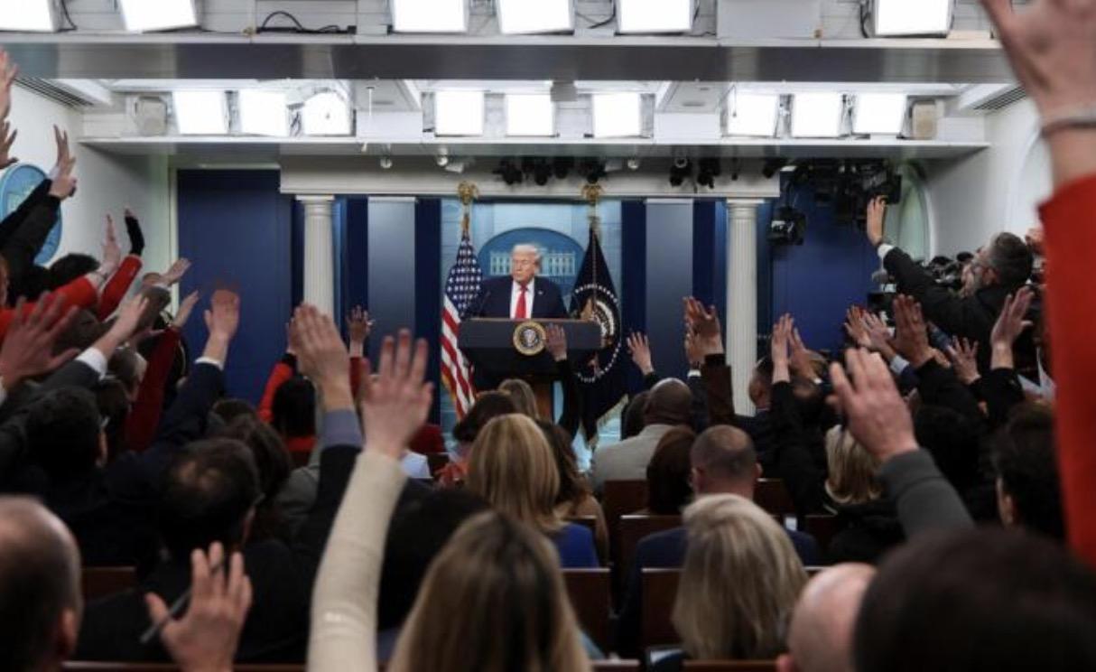 在飞往达沃斯前，特朗普在白宫记者会上抛出一枚重磅炸弹：他倡议成立的“和平委员会”