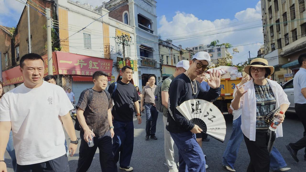 任贤齐现身湛江，打卡赤坎老街，漫步老街巷，沉浸式感受港城烟火气～