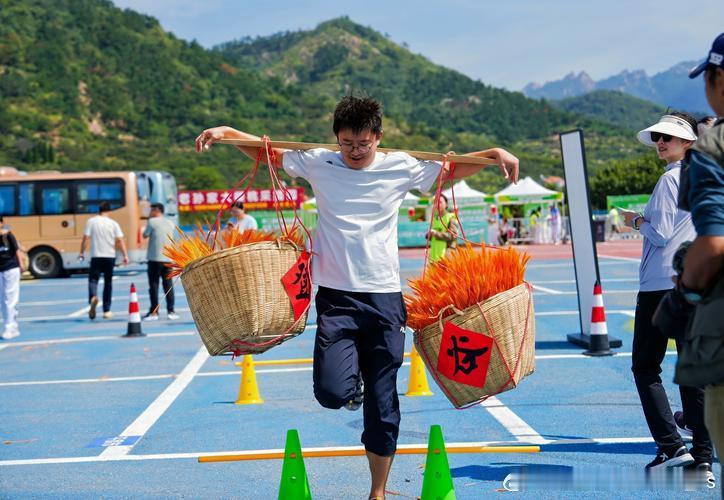 洪雅农民运动会太闹热了丰收时节办农民运动会太有氛围感📸挑粮竞技的名场面让人忍俊