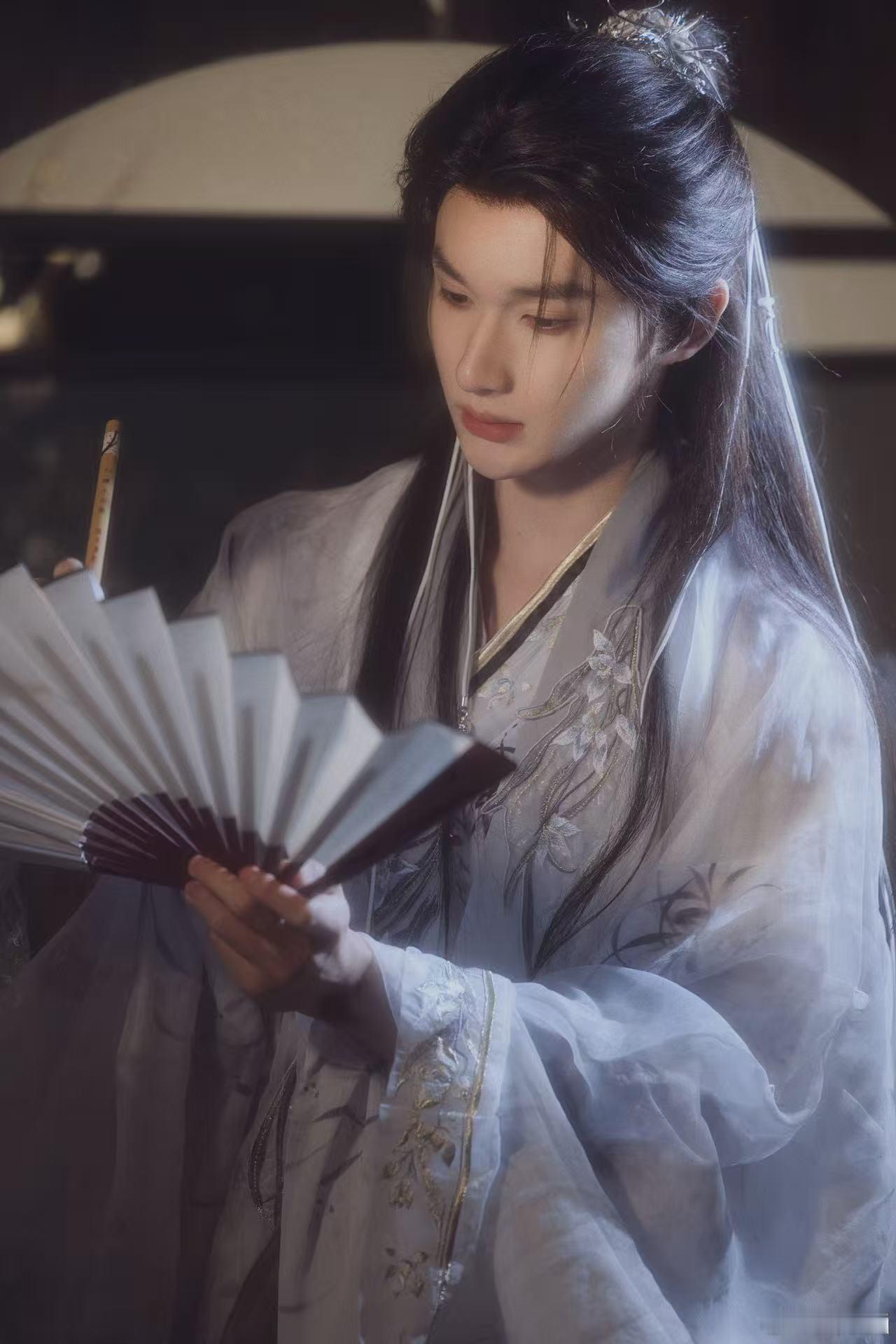 懂事的导演已经给余宇涵递本子了余宇涵古风剑生 看完视频就能感受到余宇涵的潜力，古