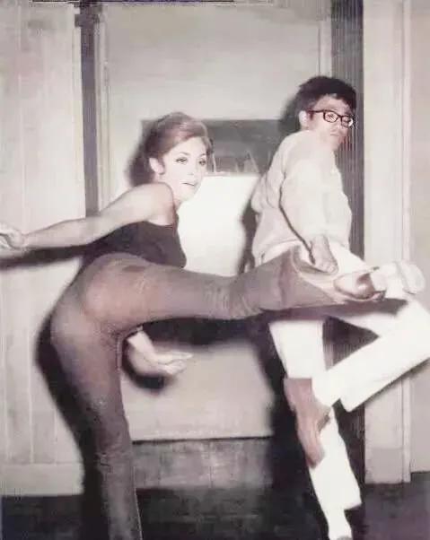 李小龙和莎伦·泰特的故事

1968年，当时莎伦·泰特在拍摄一部电影，需要掌握一