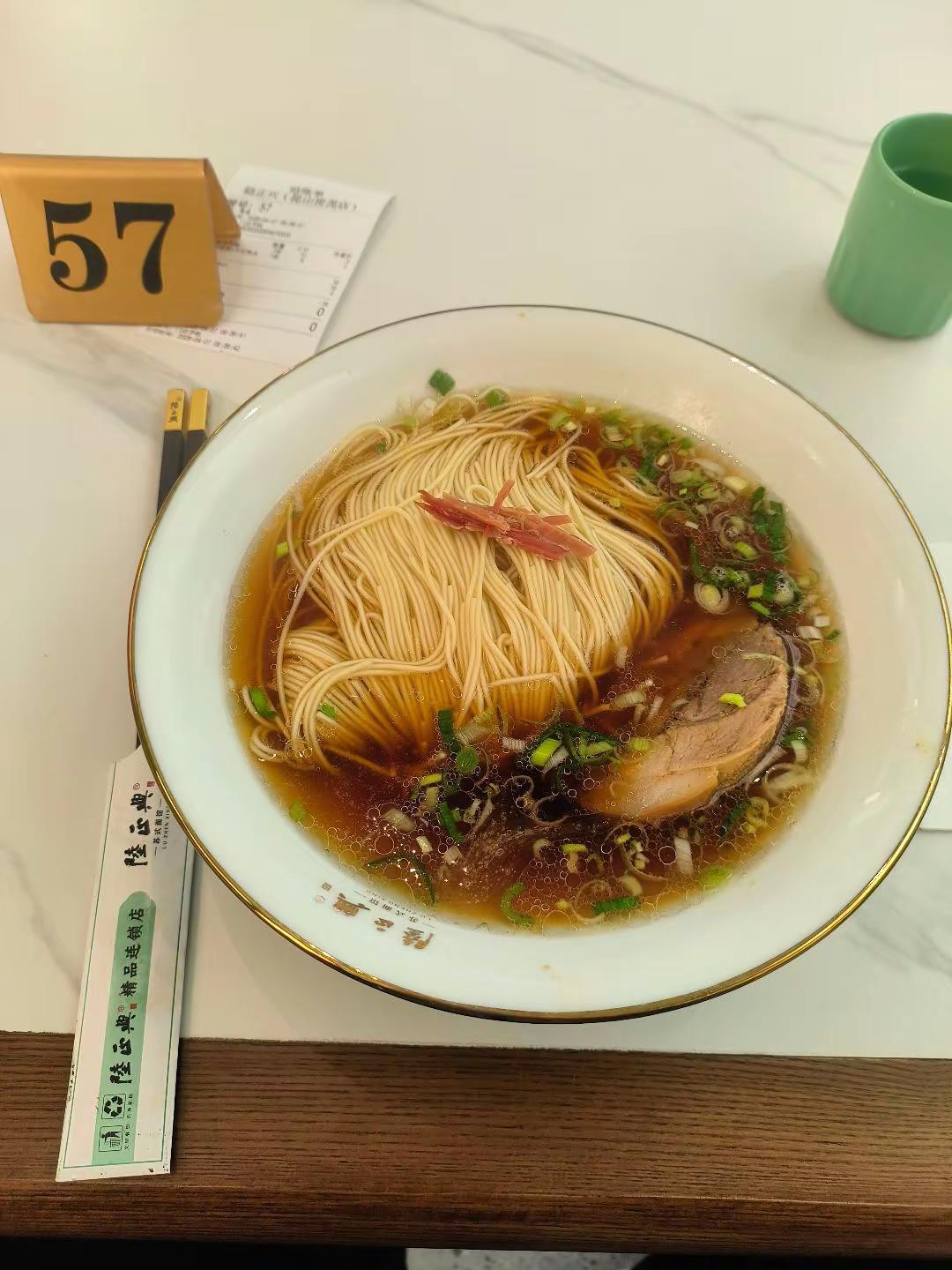 还是挺喜欢他家面的。来吃过几次，都是白汤，今天换红汤。红汤实际上就是焖肉汤调制而