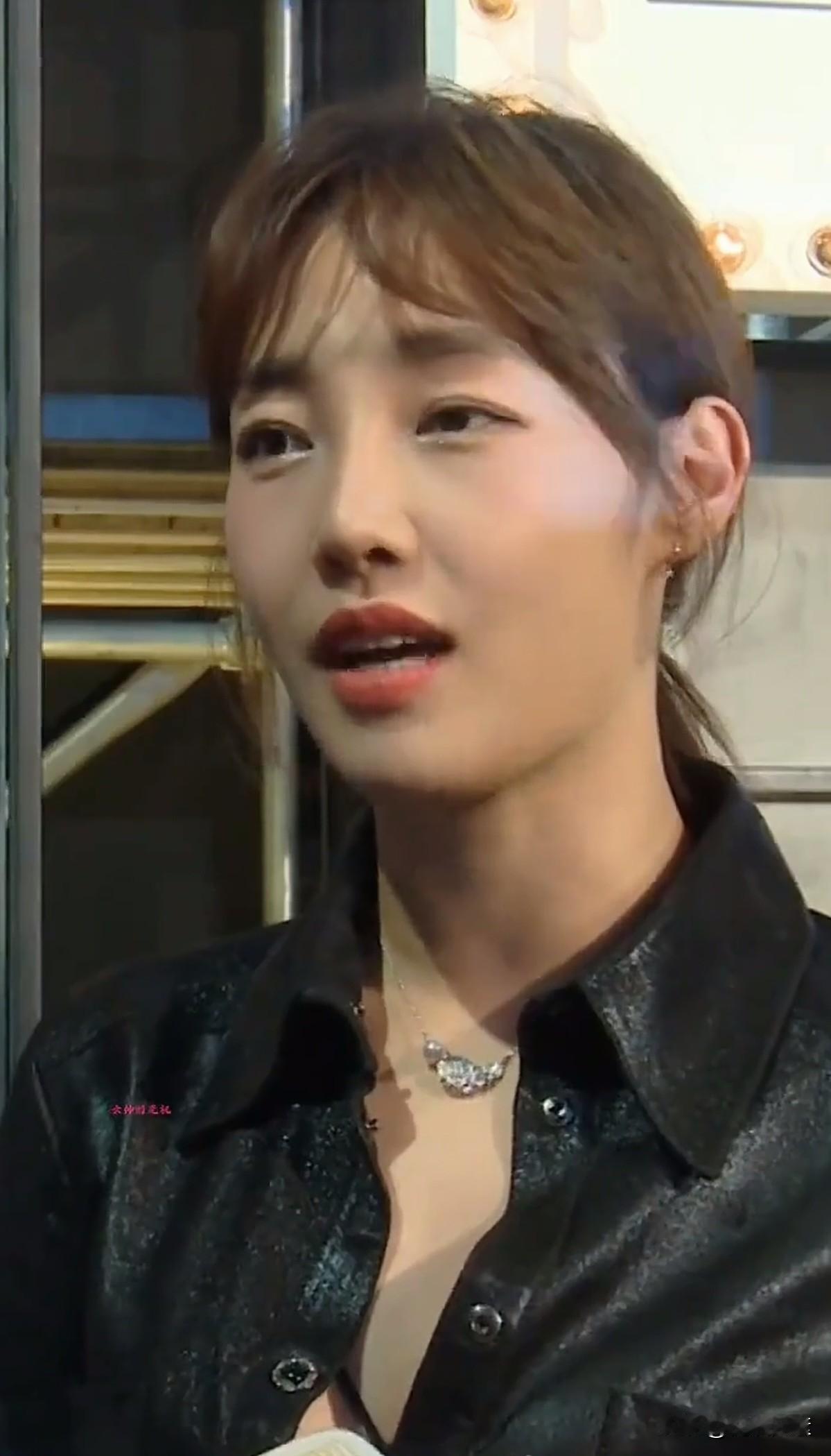 说实话，生活中看到这模样的女人，大部分男人都挪不开眼，她长的不是很惊艳那种，但是