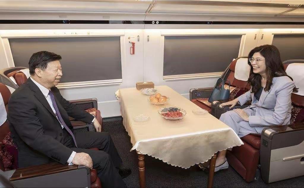 郑丽文上了复兴号，把茶杯放在小桌板上，350 公里的时速下，水面几乎没有晃动，全