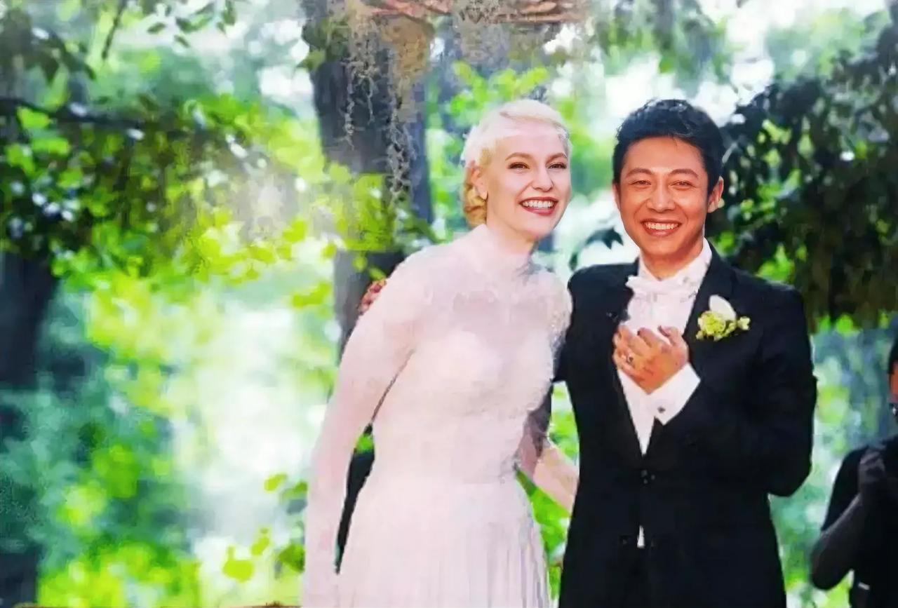 有一次，撒贝宁和妻子李白，在大街上吵了起来，李白吼道：“你打死老子，你打死老子。