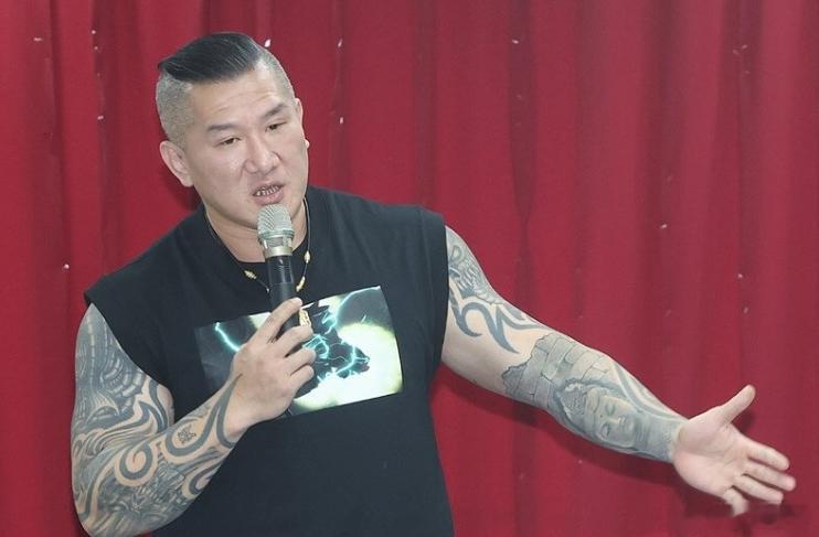 【馆长在台湾突遭永久封号，孙玉良：标榜的言论自由遭自我打脸】最近，台湾“馆长”陈