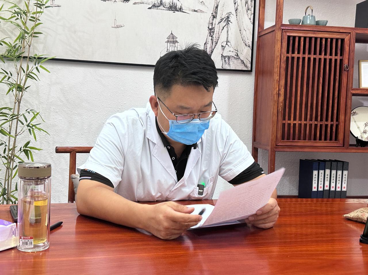 现代人对高血压常有三大误区：

 一是迷信“降压药一吃终身”，忽视根本调理；
 