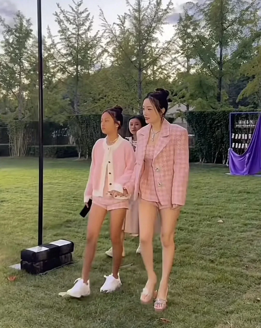 近日，李小璐带女儿参加婚礼，没想到转眼间甜馨已经长成亭亭玉立的大姑娘...