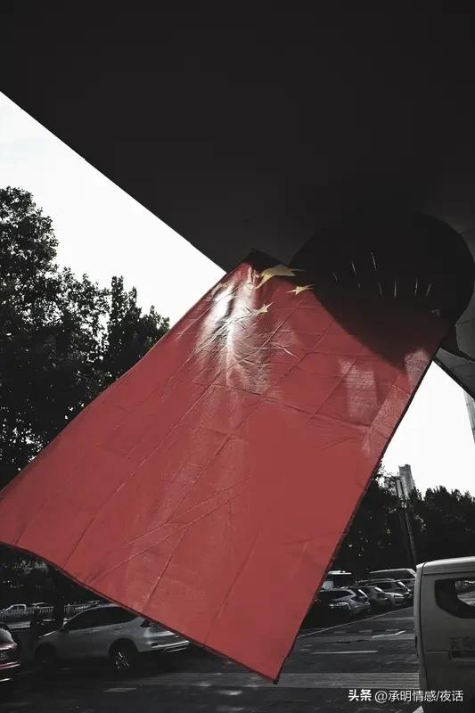 哇！弦子发动态啦，一句“回到祖国啦”瞬间让粉丝们炸开了锅！
在外漂泊许久，弦子终