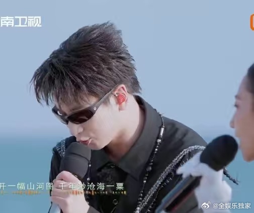 从编曲到演唱都堪称艺术。既有现代音乐的宏大编排，又保留了民族音乐的精魂。这版《山