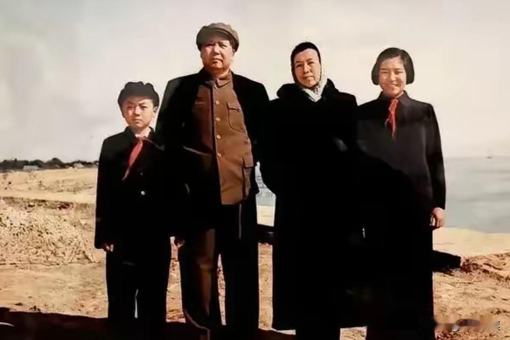 这是毛主席和妻子，以及两个孩子的真实样貌，都看看吧，毛主席目光深邃，面容慈祥，令