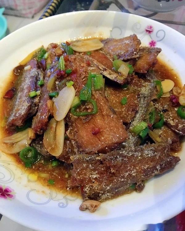 #晒晒我的拿手菜# 
红烧带鱼，超级下饭
食材：带鱼2条，生姜，大蒜，小红椒，葱