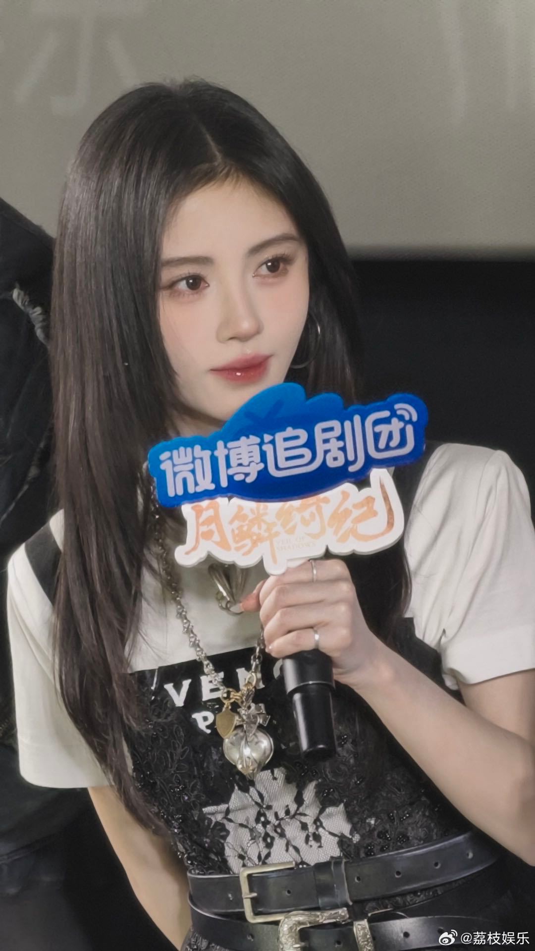 鞠婧祎说露芜衣像肆意生长的花 这个比喻真的太贴切了，露芜衣自带一股鲜活劲儿，不做