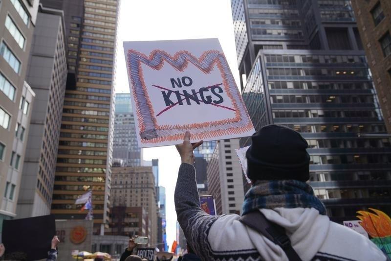 特朗普彻底陷入两难！美国爆发 900 万人反特朗普大游行，民众高喊 “No Ki