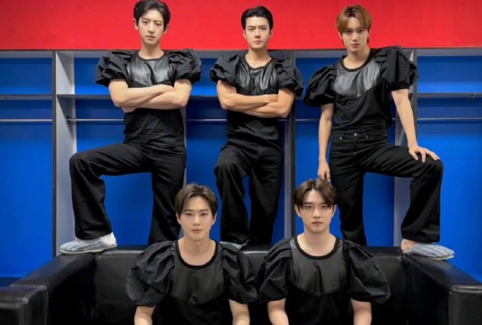 exo再现黑色泡泡袖 哈哈哈哈哈哈哈你们不要一脸严肃干这么抽象的事情 