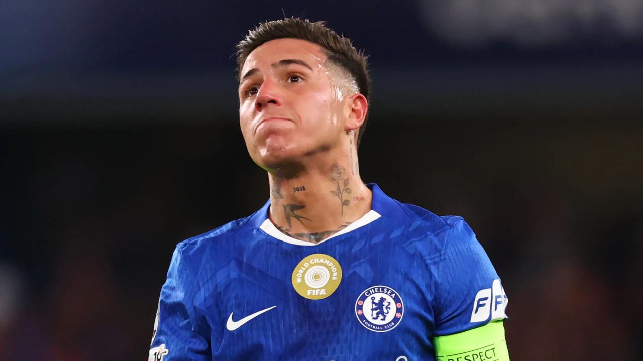 恩佐·费尔南德斯在社媒向切尔西球迷道歉：

“切尔西球迷们……💙
 
我反复回