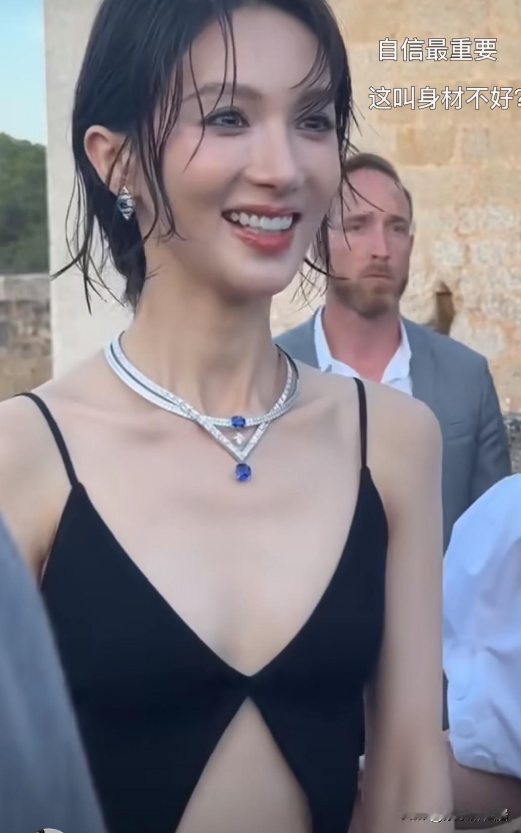 金晨明知道自己身材不好还穿这种衣服，她到底咋想的？本来颜值没得说，非常漂亮，就是