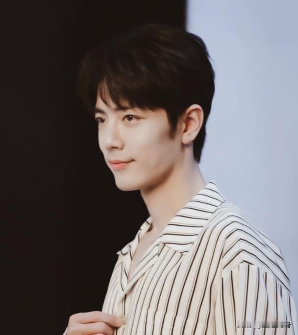 肖战、刘诗诗深夜聚餐被拍！
狗仔跟拍肖战，发现他深夜与留嘶嘶嘶一同聚餐，两位是要